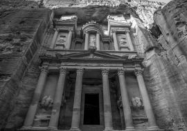 Lais Puzzle - Unglaublicher und mystischer Blick auf das Al-Khazneh-Grabmal. Das Schatzgrab von Petra, Jordanien in schwarz weiß - 1.000 Teile