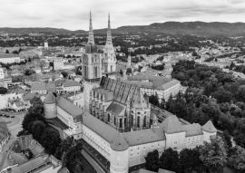 Lais Puzzle - Die Kathedrale von Zagreb - eine alte gotische Kirche in Europa in schwarz weiß - 500, 1.000 & 2.000 Teile