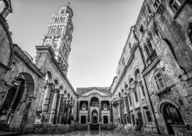 Lais Puzzle - Der Diokletianspalast in Split, Kroatien - Der berühmte Diokletianspalast ist ein antiker Palast, der für Kaiser Diokletian im historischen Zentrum von Split, Kroatien, errichtet wurde in schwarz weiß - 500, 1.000 & 2.000 Teile