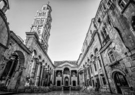 Lais Puzzle - Der Diokletianspalast in Split, Kroatien - Der berühmte Diokletianspalast ist ein antiker Palast, der für Kaiser Diokletian im historischen Zentrum von Split, Kroatien, errichtet wurde in schwarz weiß - 1.000 Teile