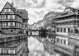 Lais Puzzle - Traditionelle Fachwerkhäuser am Grachtenviertel La Petite France in Straßburg, UNESCO-Weltkulturerbe, Elsass in schwarz weiß - 500, 1.000 & 2.000 Teile
