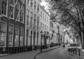 Lais Puzzle - Gasse entlang der Straße Lange Voorhout in Den Haag, Niederlande in schwarz weiß - 1.000 Teile