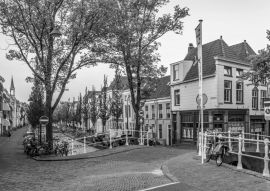 Lais Puzzle - Blick auf einen Kanal bei Sonnenuntergang in Delft, Niederlande in schwarz weiß - 500, 1.000 & 2.000 Teile