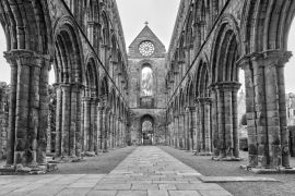 Lais Puzzle - Jedburgh Abbey in den schottischen Borders, Schottland in schwarz weiß - 2.000 Teile