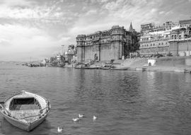 Lais Puzzle - Antike Architektur in Varanasi, Indien, mit Blick auf das Ganges-Ghat bei Sonnenuntergang in schwarz weiß - 500, 1.000 & 2.000 Teile