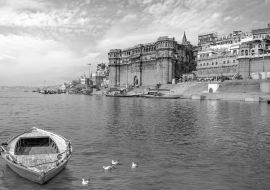Lais Puzzle - Antike Architektur in Varanasi, Indien, mit Blick auf das Ganges-Ghat bei Sonnenuntergang in schwarz weiß - 1.000 Teile