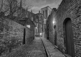 Lais Puzzle - Kleine gepflasterte Gasse in York bei Nacht mit dem berühmten Minster im Hintergrund in schwarz weiß - 1.000 Teile