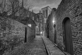 Lais Puzzle - Kleine gepflasterte Gasse in York bei Nacht mit dem berühmten Minster im Hintergrund in schwarz weiß - 2.000 Teile