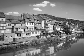 Lais Puzzle - Landschaft in Wertheim am Main, Deutschland in schwarz weiß - 2.000 Teile