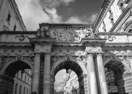 Lais Puzzle - Tor neben dem Gebäude des Foreign & Commonwealth Office in London City, UK in schwarz weiß - 500, 1.000 & 2.000 Teile