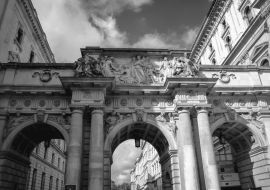 Lais Puzzle - Tor neben dem Gebäude des Foreign & Commonwealth Office in London City, UK in schwarz weiß - 1.000 Teile