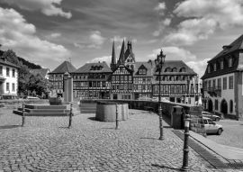 Lais Puzzle - Altstadt von Gelnhausen mit Springbrunnen im Vordergrund, Hessen, Deutschland in schwarz weiß - 500, 1.000 & 2.000 Teile