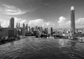 Lais Puzzle - Blick auf die Skyline von Kuala Lumpur am Pool in schwarz weiß - 500, 1.000 & 2.000 Teile