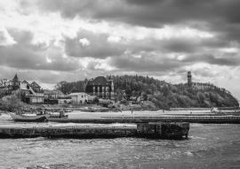 Lais Puzzle - Blick auf Niechorze, kleines Dorf an der Ostseeküste mit Leuchtturm im Hintergrund, Polen in schwarz weiß - 500, 1.000 & 2.000 Teile