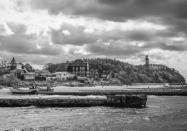 Lais Puzzle - Blick auf Niechorze, kleines Dorf an der Ostseeküste mit Leuchtturm im Hintergrund, Polen in schwarz weiß - 1.000 Teile