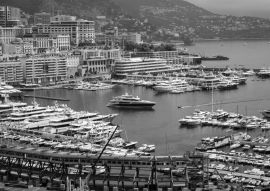 Lais Puzzle - Hafen von La Condamine. Stadtbild und Hafen von Monte Carlo. Fürstentum Monaco in schwarz weiß - 500 Teile