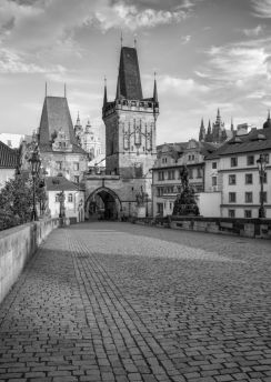 Lais Puzzle - Karlsbrücke in Prag / Schöner sonniger Morgenblick auf die Karlsbrücke in Prag, Tschechische Republik in schwarz weiß - 500, 1.000 & 2.000 Teile