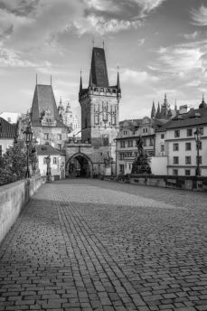 Lais Puzzle - Karlsbrücke in Prag / Schöner sonniger Morgenblick auf die Karlsbrücke in Prag, Tschechische Republik in schwarz weiß - 2.000 Teile