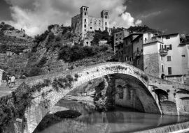 Lais Puzzle - Dolceacqua, Imperia in schwarz weiß - 500, 1.000 & 2.000 Teile