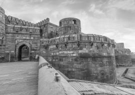 Lais Puzzle - Historisches mittelalterliches Agra Fort aus rotem Sandstein bei Sonnenaufgang mit stimmungsvollem Himmel. Agra Fort ist ein UNESCO-Weltkulturerbe in schwarz weiß - 500, 1.000 & 2.000 Teile