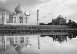 Lais Puzzle - Taj Mahal Agra bei Sonnenuntergang mit Wasserspiegelung und stimmungsvollem Himmel. Das Taj Mahal ist ein UNESCO-Weltkulturerbe am Ufer des Flusses Yamuna in Uttar Pradesh, Indien in schwarz weiß - 500, 1.000 & 2.000 Teile