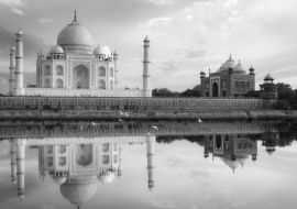 Lais Puzzle - Taj Mahal Agra bei Sonnenuntergang mit Wasserspiegelung und stimmungsvollem Himmel. Das Taj Mahal ist ein UNESCO-Weltkulturerbe am Ufer des Flusses Yamuna in Uttar Pradesh, Indien in schwarz weiß - 1.000 Teile