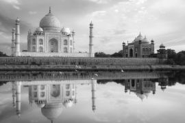 Lais Puzzle - Taj Mahal Agra bei Sonnenuntergang mit Wasserspiegelung und stimmungsvollem Himmel. Das Taj Mahal ist ein UNESCO-Weltkulturerbe am Ufer des Flusses Yamuna in Uttar Pradesh, Indien in schwarz weiß - 2.000 Teile