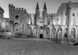 Lais Puzzle - Avignon. Provence. Die zentrale Fassade des Papstpalastes in der Morgendämmerung in schwarz weiß - 500, 1.000 & 2.000 Teile
