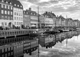 Lais Puzzle - Kopenhagen. Nyhavn-Kanal, bunte Häuser und Stadtmauer bei Sonnenaufgang in schwarz weiß - 500, 1.000 & 2.000 Teile