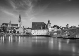 Lais Puzzle - Regensburg, Deutschland. Stadtbild von Regensburg, Deutschland während der blauen Stunde in der Dämmerung in schwarz weiß - 1.000 Teile