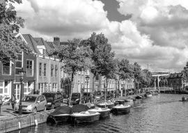 Lais Puzzle - Gracht in Alkmaar, Holland in schwarz weiß - 500, 1.000 & 2.000 Teile