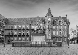 Lais Puzzle - Jan-Wellem-Statue, Rathaus, Marktplatz, Altstadt von Düsseldorf, Deutschland in schwarz weiß - 500, 1.000 & 2.000 Teile