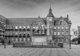 Lais Puzzle - Jan-Wellem-Statue, Rathaus, Marktplatz, Altstadt von Düsseldorf, Deutschland in schwarz weiß - 1.000 Teile