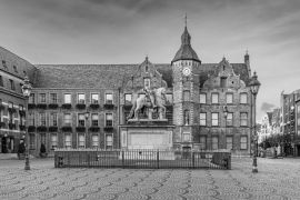 Lais Puzzle - Jan-Wellem-Statue, Rathaus, Marktplatz, Altstadt von Düsseldorf, Deutschland in schwarz weiß - 2.000 Teile