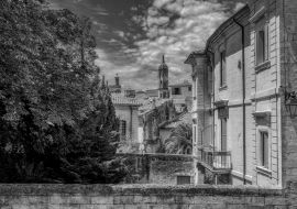 Lais Puzzle - Alte mittelalterliche Steingebäude in der Stadt Uzes im Departement Gard in Frankreich in schwarz weiß - 1.000 Teile