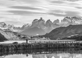 Lais Puzzle - Schöner Panoramablick kleine Menschen stehen am Dock aus dem See mit Cuernos, Horn Berge Spitze mit linsenförmigen Wolke im Herbst, Torres del Paine Nationalpark, Süd-Patagonien, Chile in schwarz weiß - 500, 1.000 & 2.000 Teile