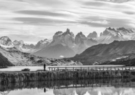 Lais Puzzle - Schöner Panoramablick kleine Menschen stehen am Dock aus dem See mit Cuernos, Horn Berge Spitze mit linsenförmigen Wolke im Herbst, Torres del Paine Nationalpark, Süd-Patagonien, Chile in schwarz weiß - 1.000 Teile