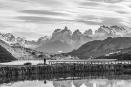 Lais Puzzle - Schöner Panoramablick kleine Menschen stehen am Dock aus dem See mit Cuernos, Horn Berge Spitze mit linsenförmigen Wolke im Herbst, Torres del Paine Nationalpark, Süd-Patagonien, Chile in schwarz weiß - 2.000 Teile