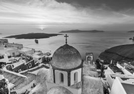 Lais Puzzle - Santorin, Griechenland. Das malerische Dorf Fira bei Sonnenuntergang in schwarz weiß - 500, 1.000 & 2.000 Teile