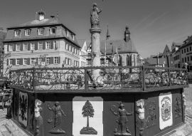 Lais Puzzle - Stadtbrunnen in Feuchtwangen Mittelfranken in schwarz weiß - 500, 1.000 & 2.000 Teile