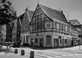 Lais Puzzle - Altstadt von Glückstadt in Deutschland in schwarz weiß - 500, 1.000 & 2.000 Teile