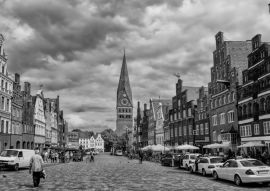 Lais Puzzle - Historische Altstadt in Lüneburg, Deutschland in schwarz weiß - 500, 1.000 & 2.000 Teile