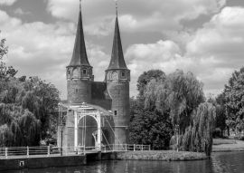 Lais Puzzle - Oostpoort in Delft, Niederlande in schwarz weiß - 500, 1.000 & 2.000 Teile