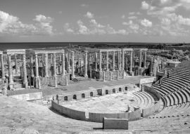 Lais Puzzle - Das Amphitheater in einer der am besten erhaltenen römischen Kolonien an der afrikanischen Küste des Mittelmeeres im heutigen Libyen in schwarz weiß - 500, 1.000 & 2.000 Teile