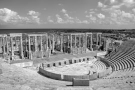 Lais Puzzle - Das Amphitheater in einer der am besten erhaltenen römischen Kolonien an der afrikanischen Küste des Mittelmeeres im heutigen Libyen in schwarz weiß - 2.000 Teile