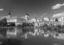 Lais Puzzle - UNESCO-geschützte tschechische Stadt Telc Stadtbild auf der Burg mit Wasserspiegelung in schwarz weiß - 500, 1.000 & 2.000 Teile