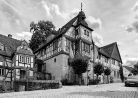 Lais Puzzle - Straßen der Stadt Idstein im Taunus mit Fachwerkhäusern an einem schönen Sommertag. in schwarz weiß - 500, 1.000 & 2.000 Teile