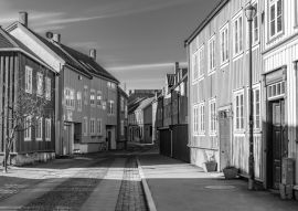 Lais Puzzle - Blick auf eine enge Straße im Stadtteil Brygge in Trondheim, Norwegen in schwarz weiß - 500, 1.000 & 2.000 Teile