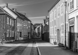 Lais Puzzle - Blick auf eine enge Straße im Stadtteil Brygge in Trondheim, Norwegen in schwarz weiß - 1.000 Teile