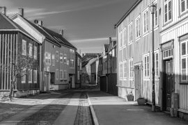 Lais Puzzle - Blick auf eine enge Straße im Stadtteil Brygge in Trondheim, Norwegen in schwarz weiß - 2.000 Teile